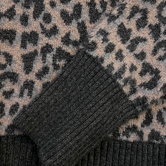 Marked Reunited Leopard Print Turtleneck Sweater. Size Small. Gray - Picture 4 of 5